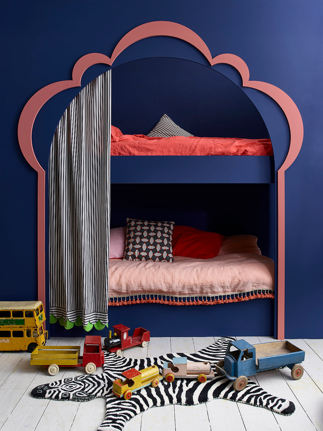 Annie Sloan Chalk Paint® - NAPOLEONIC BLUE