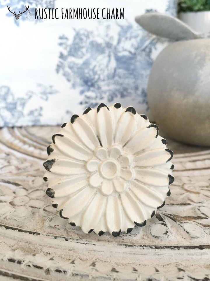 KNOB - Daisy Cream - Rustic Farmhouse Charm