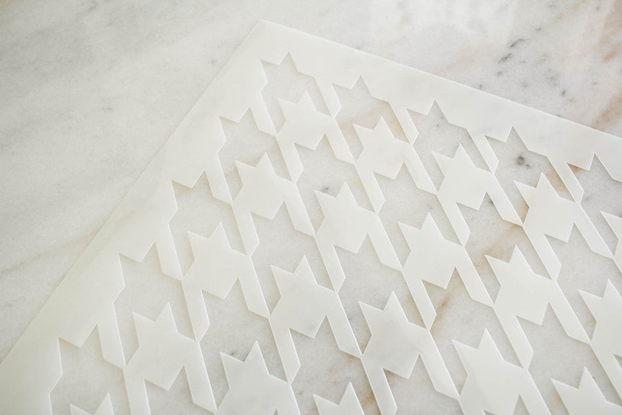 Dixie Belle Stencil - HOUNDSTOOTH (40.64cm x 50.8cm) - Rustic Farmhouse Charm